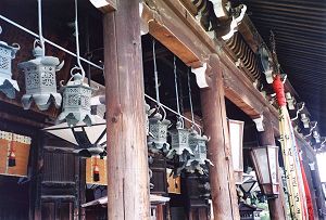Nara. Lampiony w ?wi?tyni Toshodai-ji