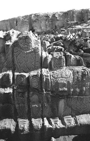 Kamienne postaci wykute w skale na Favignanie