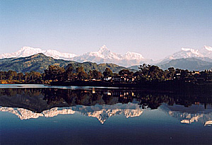 Widok masywu Annapurny z jeziora Phewa Tal w Pokhrze. Od lewej: Annapurna po?udniowa (7219m.), Annapurna I (8091m.) w tyle, Machhapuchhre (6997 m n.p.m.) po ?rodku, Annapurna III (7555 m n.p.m.), Annapurna IV (7525 m n.p.m.) i Annapurna II (7939 m n.p.m.)