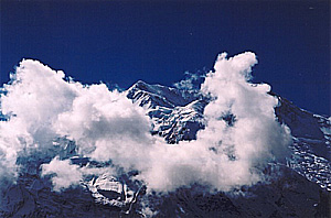 Annapurna II w koronie z chmur