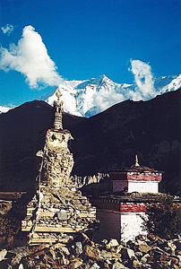 Kapliczki buddyjskie na tle Annapurny II i IV