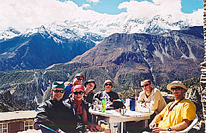 Drugie ?niadanie w Gunsang. Od lewej: ja, Ewa, Mark, Lilu, Dawid, Jarek i Chris. W tle masyw Annapurny.