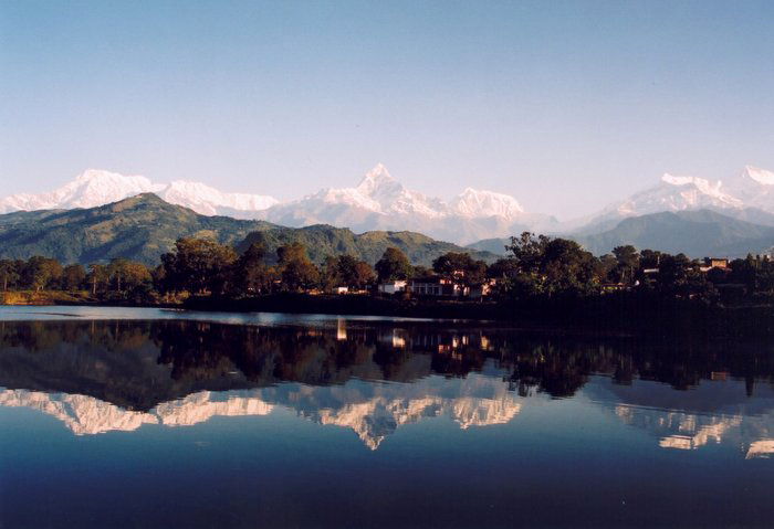 Widok masywu Annapurny z jeziora Phewa Tal w Pokhrze. Od lewej: Annapurna po?udniowa (7219m.), Annapurna I (8091m.) w tyle, Machhapuchhre (6997 m n.p.m.) po ?rodku, Annapurna III (7555 m n.p.m.), Annapurna IV (7525 m n.p.m.) i Annapurna II (7939 m n.p.m.)