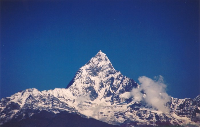 Machhapuchhre (6997 m n.p.m.) to chyba najbardziej charakterystyczny szczyt ca?ego masywu. Nepalska nazwa gry znaczy 