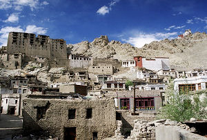 Widok na stare miasto i dawny XVII-wieczny pa?ac w?adcw Ladakhu