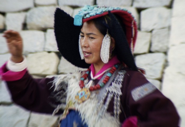 Tancerka w tradycyjnym stroju z regionu Ladakh