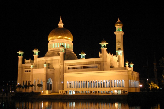 Meczet Omar Ali Saifuddien - w nocy